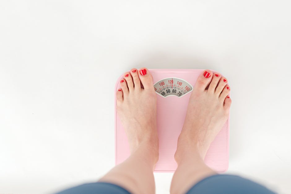 Illustration of a woman measuring her weight with a measuring tape